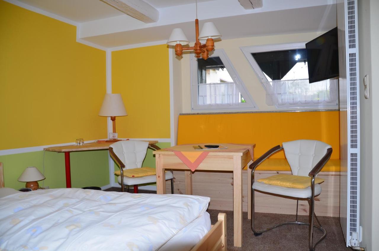 Hotel Garni & Oma'S Heuhotel 'Pension Zur Galerie' 바르비 외부 사진