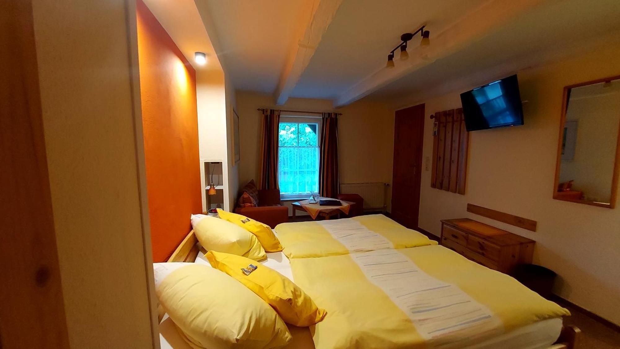Hotel Garni & Oma'S Heuhotel 'Pension Zur Galerie' 바르비 외부 사진